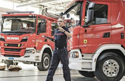 Neues Hakenfahrzeug mit Kran und neues Rüstfahrzeug für Feuerwehr