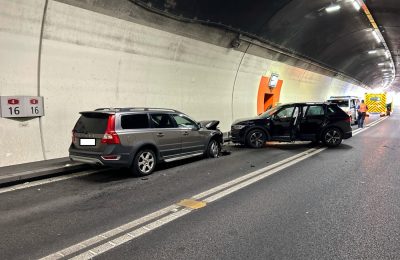 191. Verkehrsunfall, auslaufende Flüssigkeiten, Fäsenstaubtunnel Höhe Km 16